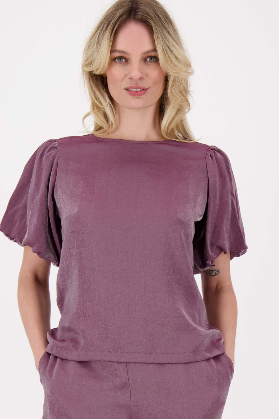 Satin-Top mit Puffärmeln | aubergine
