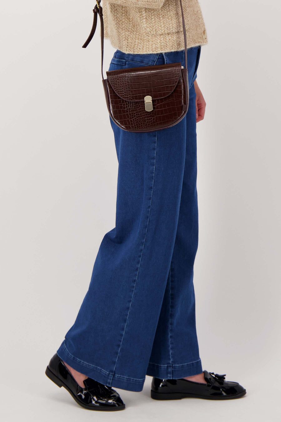 Umhängetasche mit Goldverschluss in Kroko-Struktur | schokoladenbraun