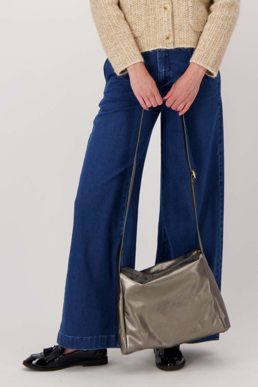 Umhängetasche mit breitem Riemen metallic | silber