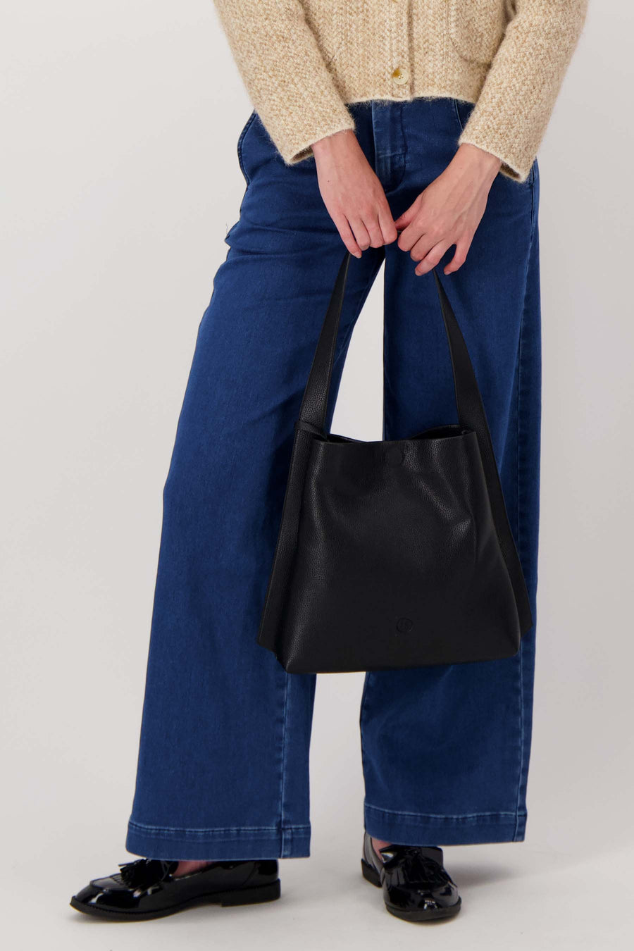 Umhängetasche mit hübschem Riemendetail + Kosmetiktasche | schwarz