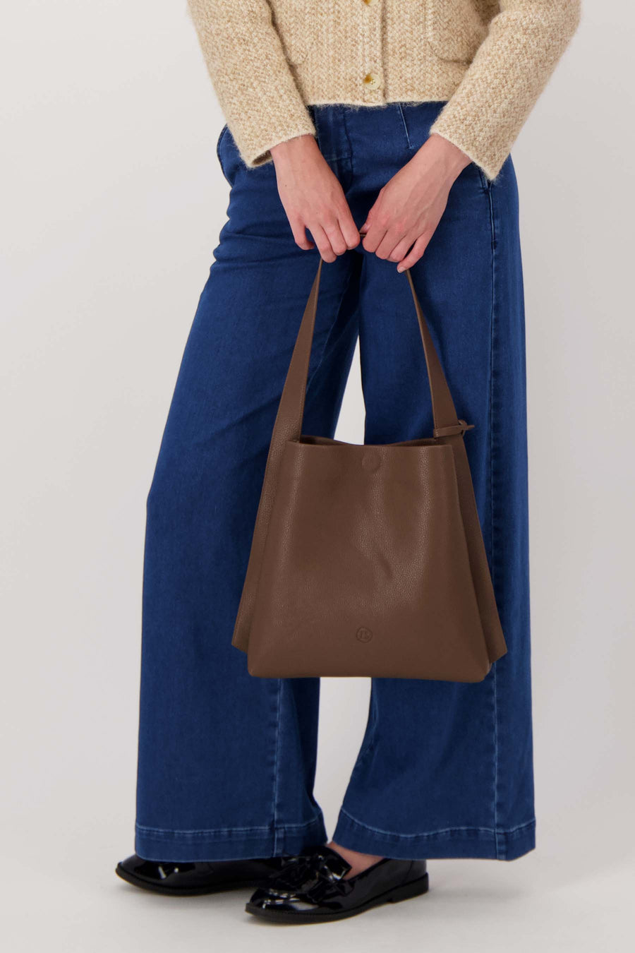 Umhängetasche mit hübschem Riemendetail + Kosmetiktasche | braun