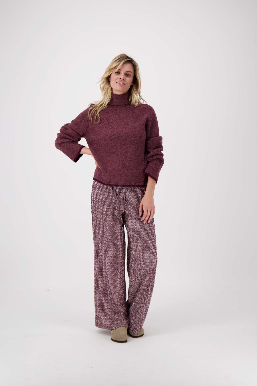 Trikothose mit Grafikdruck | weiß / port