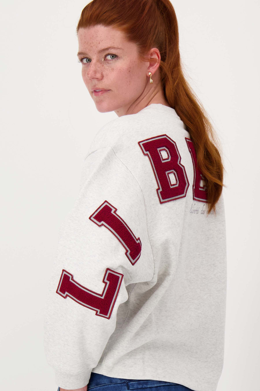 Pullover mit Text | mittelgrau / edles rot