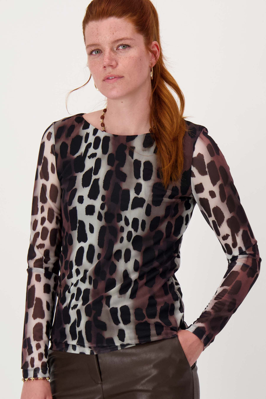 Mesh-Top mit Giraffenprint und Rundhalsausschnitt | mehrfarbig