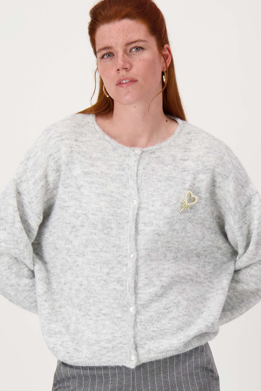 Basic Strickjacke mit Brosche | mittelgrau