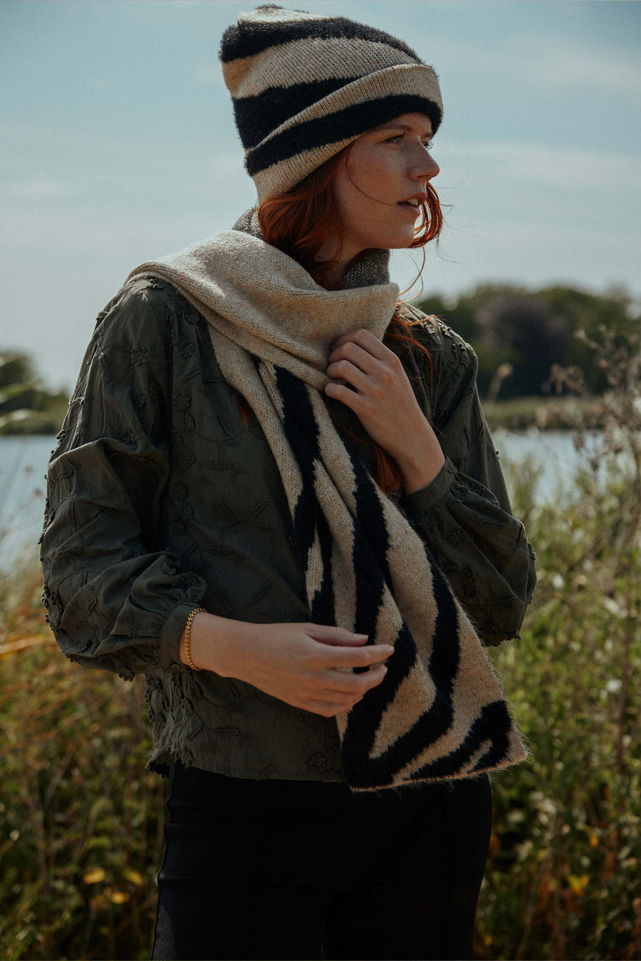 Strickschal mit Zebramuster | schwarz / Kit