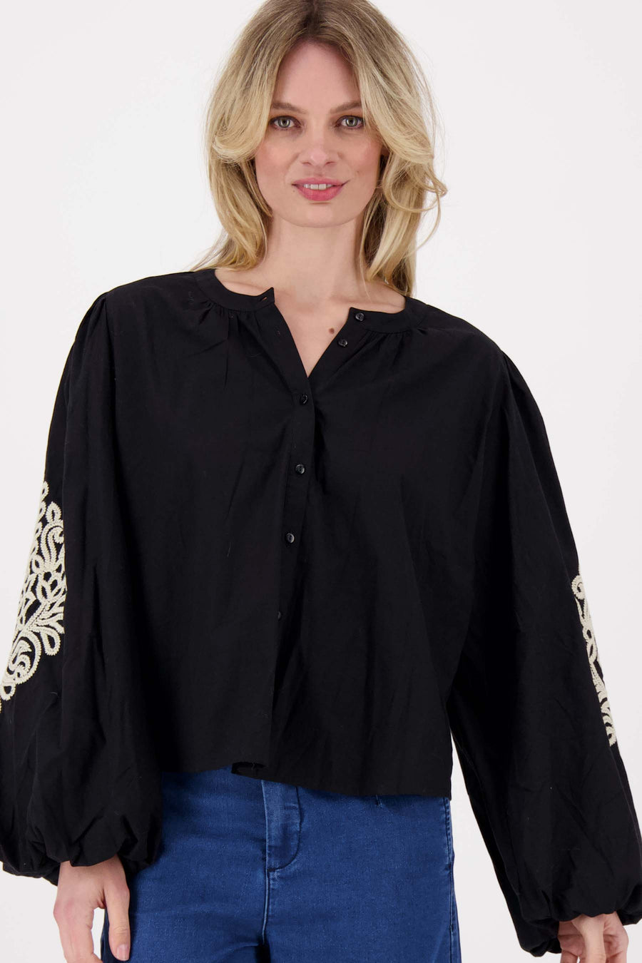 blouse met borduur mouwen | zwart